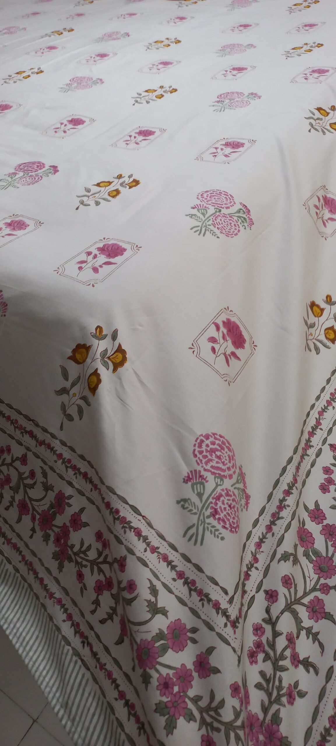 Luxury Percale 400 TC Cotton Hand-Block Bedsheet (108x108) (01) - Image 7